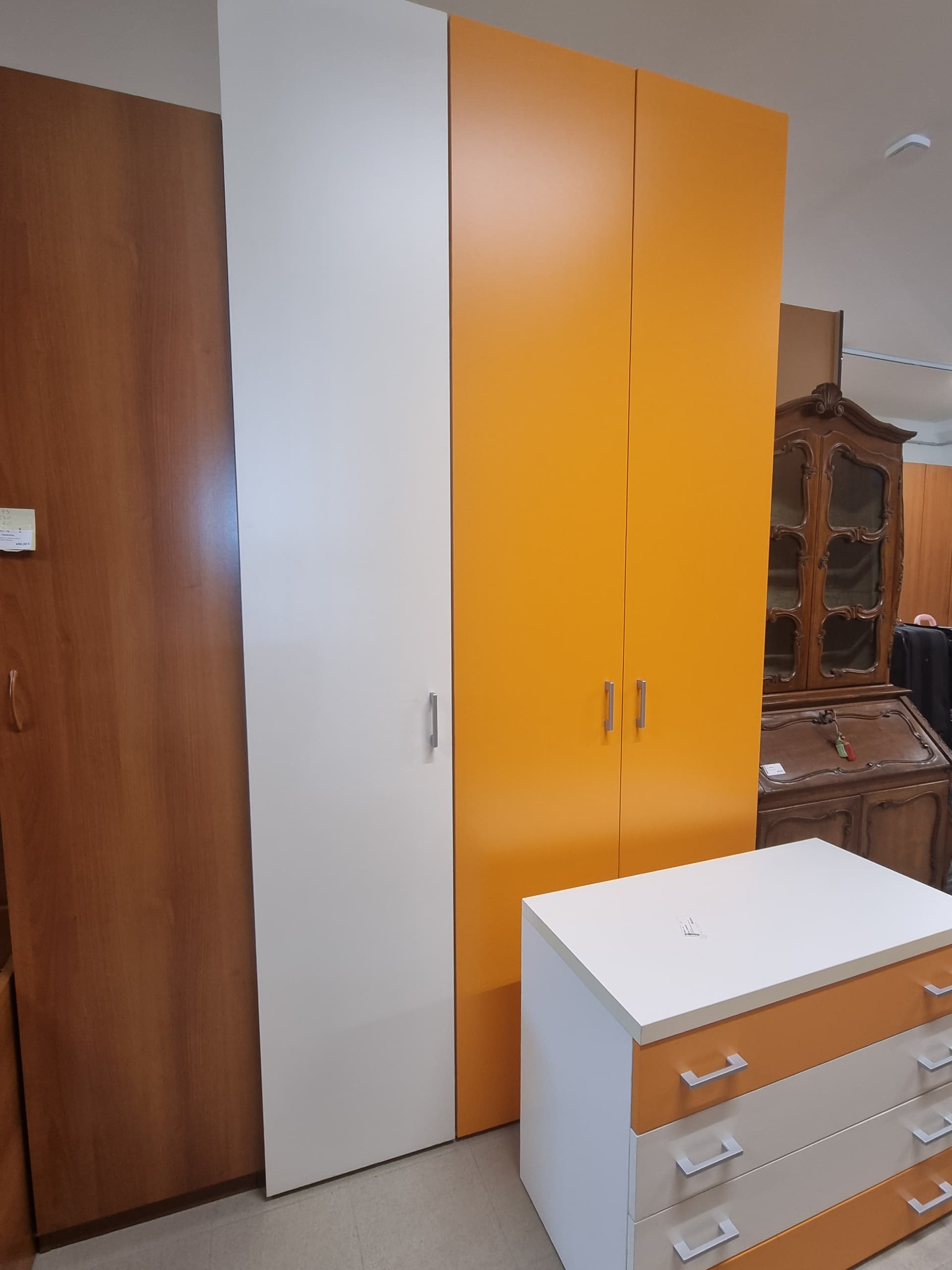 Armadio arancione moderno — Armadi usato a Vicenza, Mercatino di Daria (foto 1)