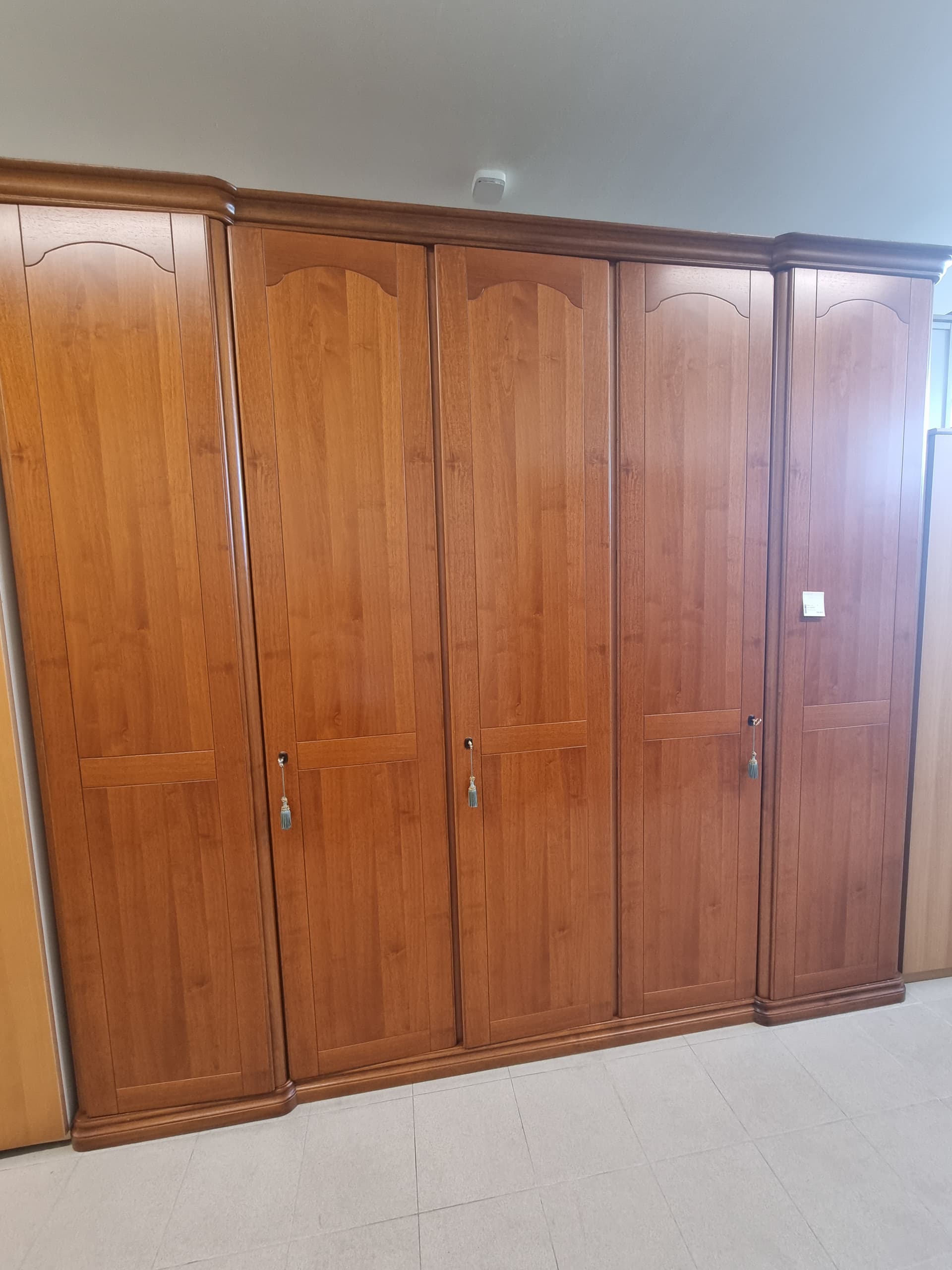 Armadio classico in legno massello — Armadi usato a Vicenza, Mercatino di Daria (foto 1)