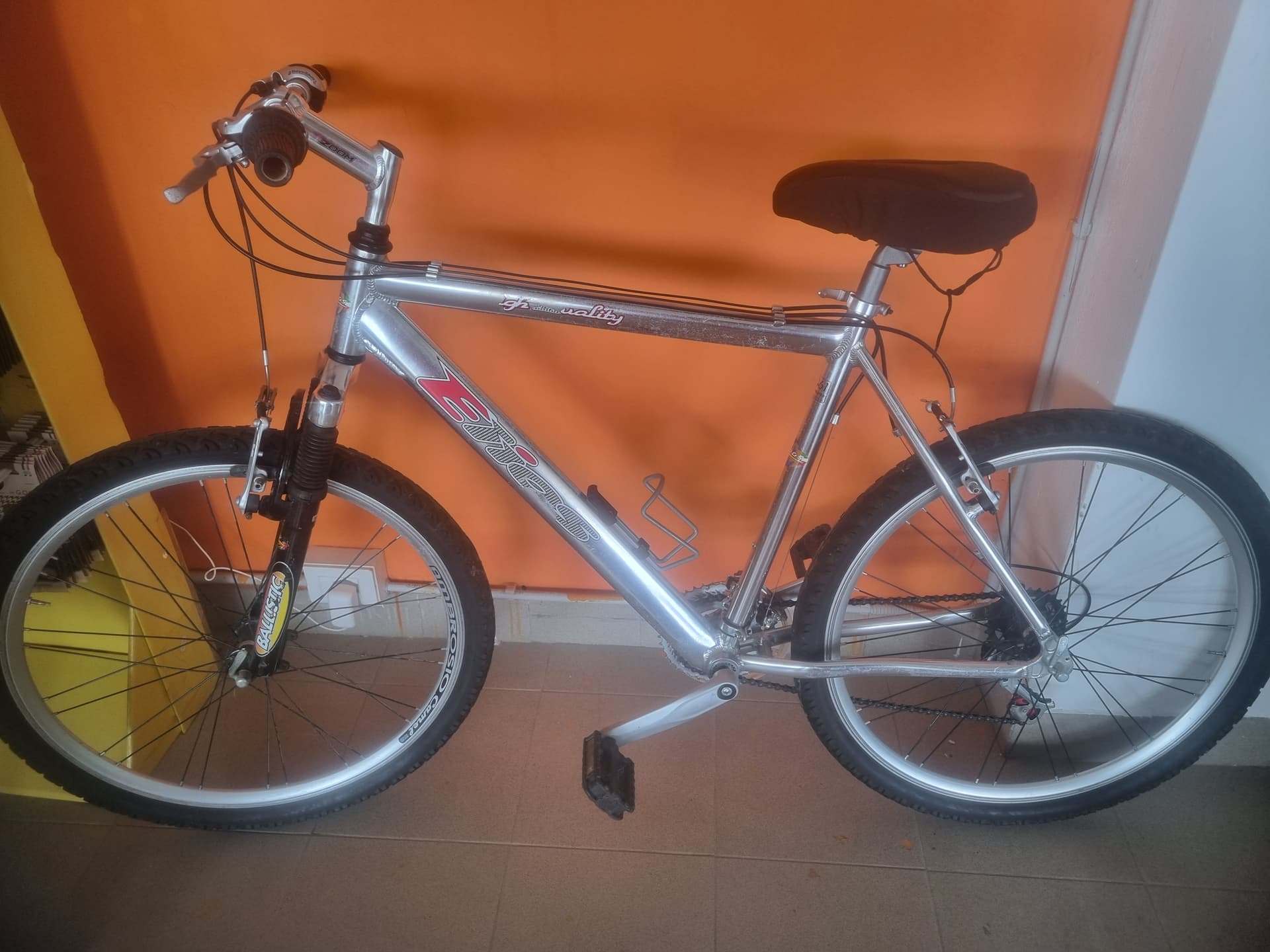 Bicicletta da montagna in alluminio — Sport e tempo libero usato a Vicenza, Mercatino di Daria (foto 1)