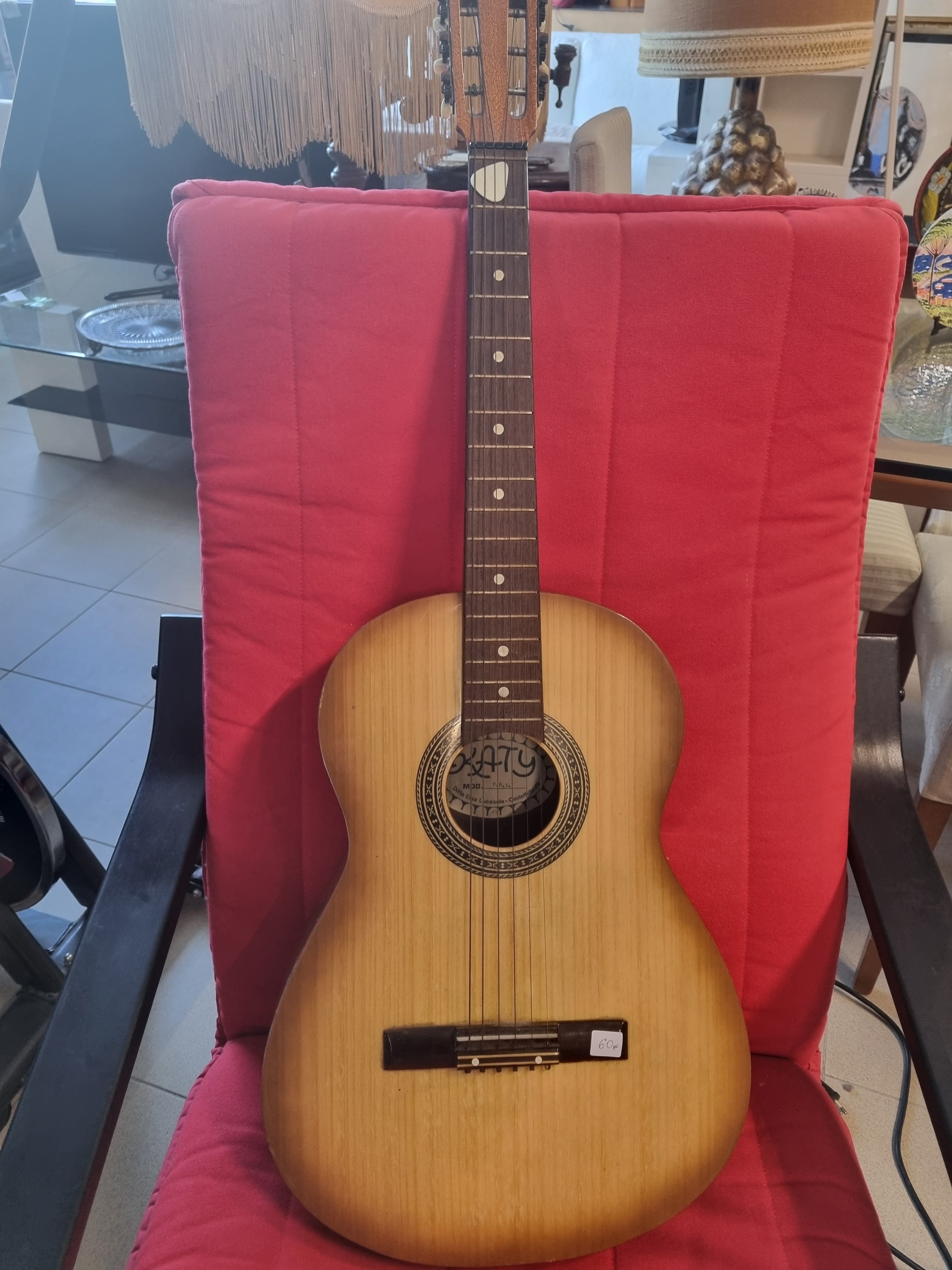Chitarra classica in legno — Oggettistica usato a Vicenza