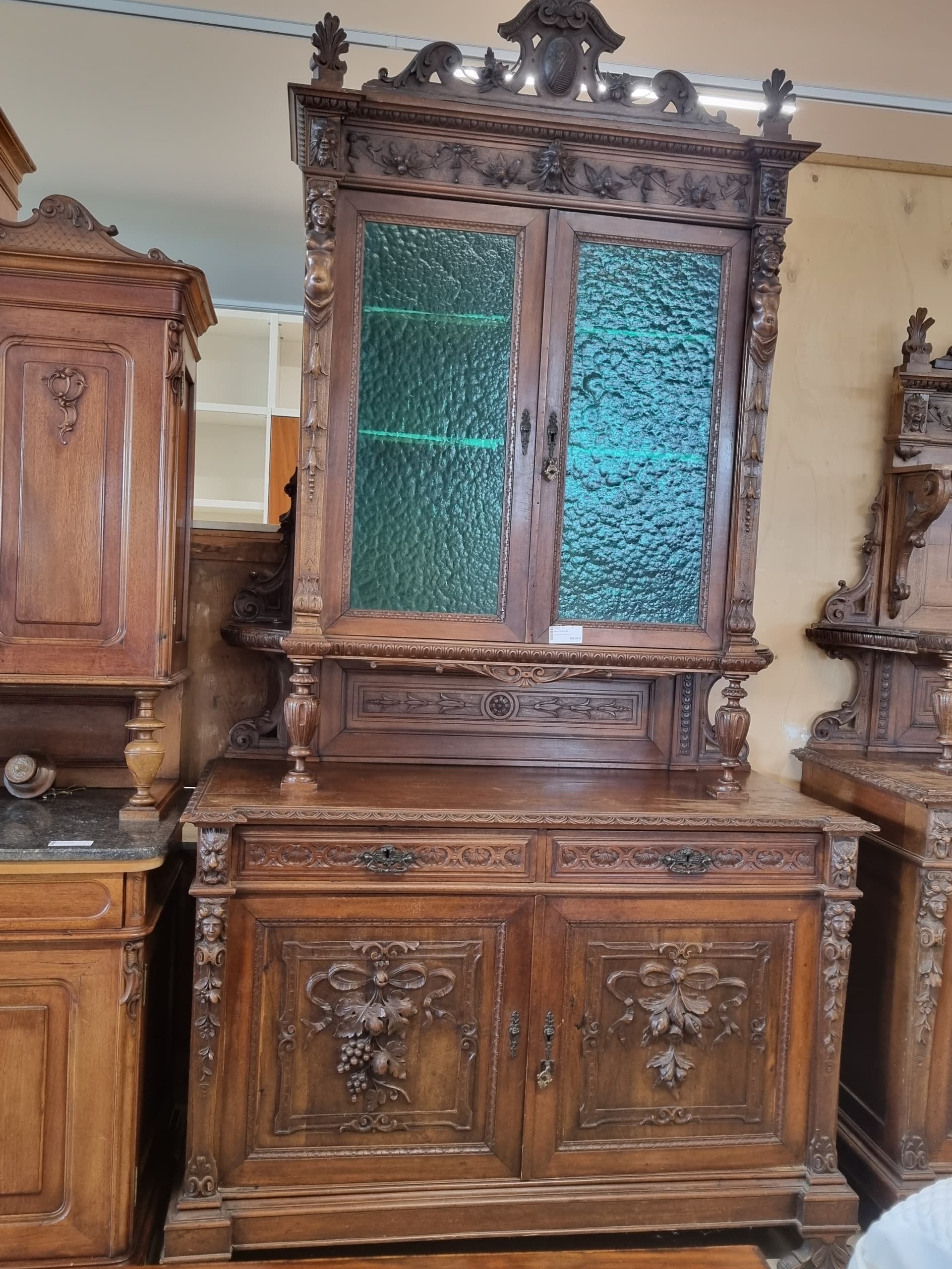 Credenza antica in legno intagliato — Antiquariato usato a Vicenza, Mercatino di Daria (foto 1)