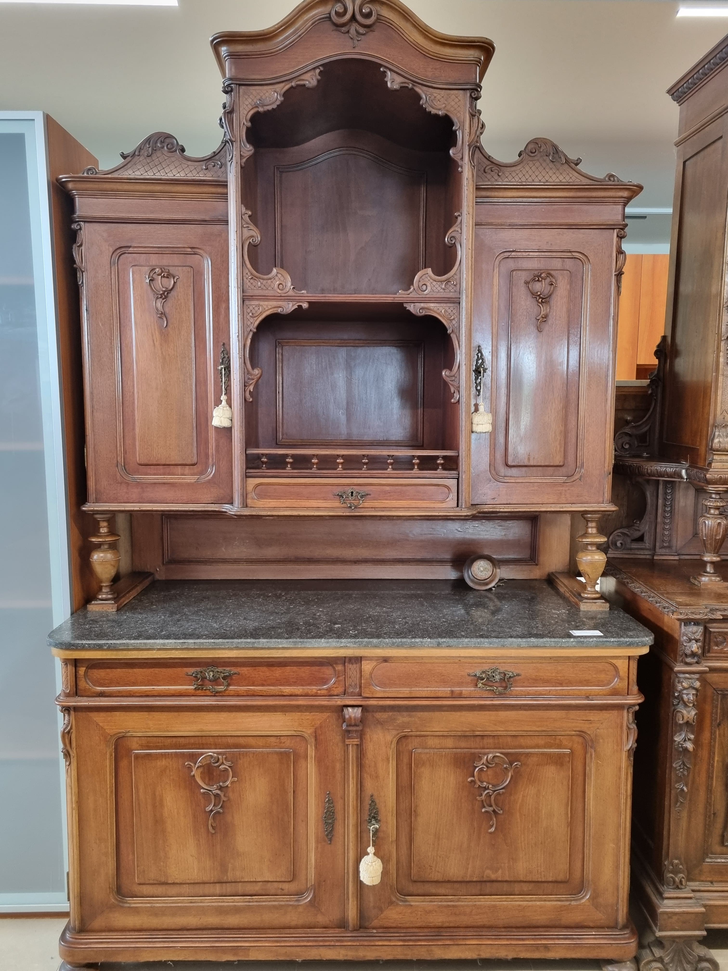 Credenza antica in legno intagliato — Antiquariato usato a Vicenza