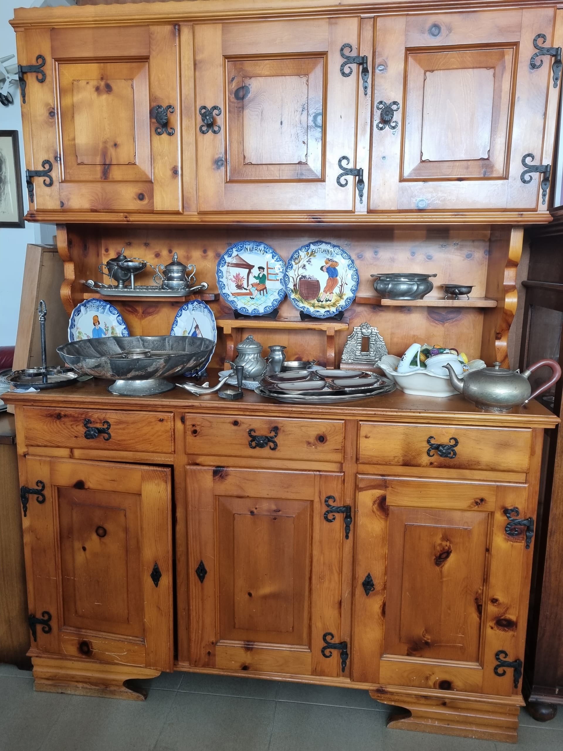 Credenza rustica in legno massello — Soggiorni usato a Vicenza, Mercatino di Daria (foto 1)