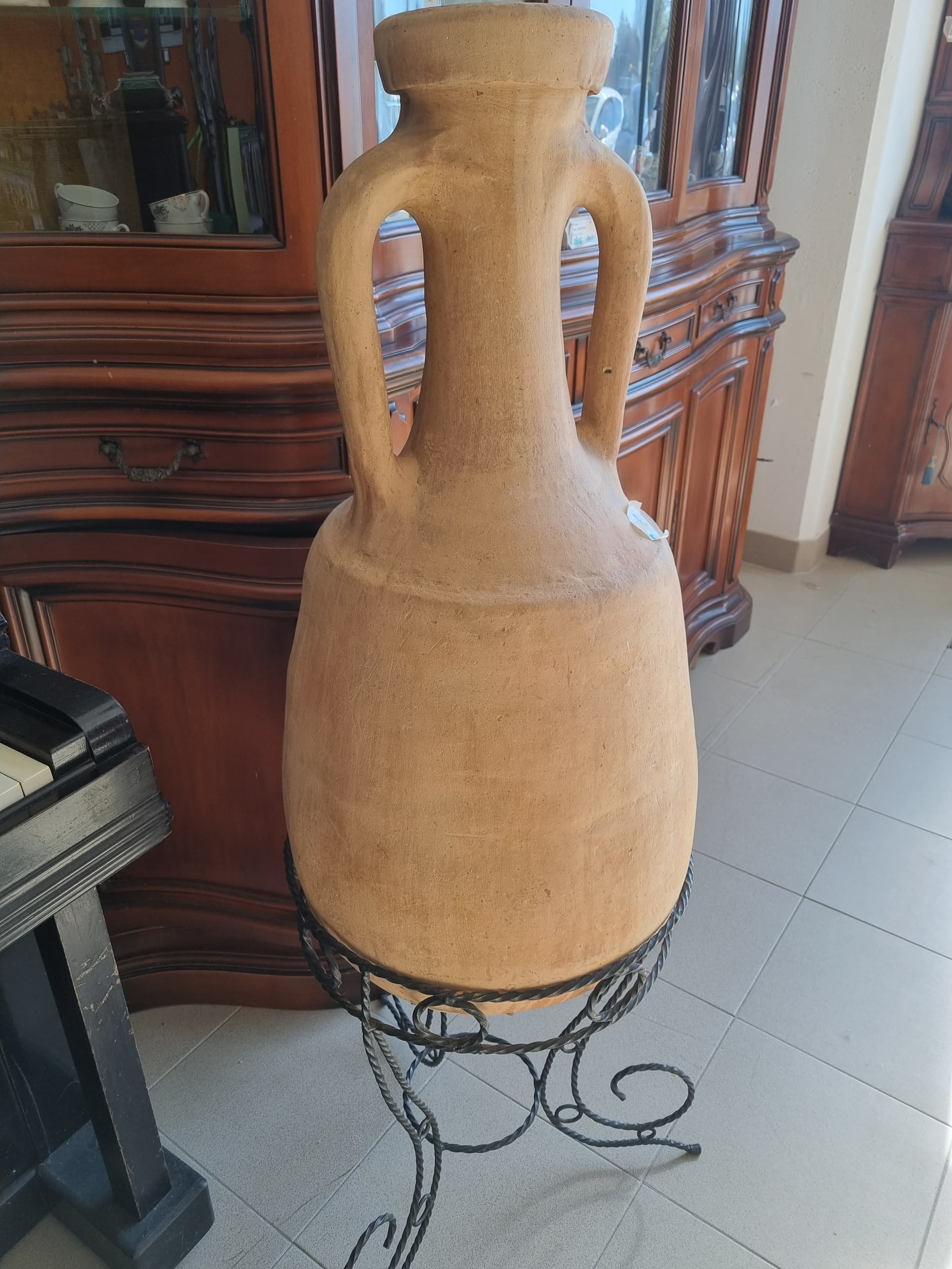 Grande anfora in terracotta con supporto — Oggettistica usato a Vicenza, Mercatino di Daria (foto 1)