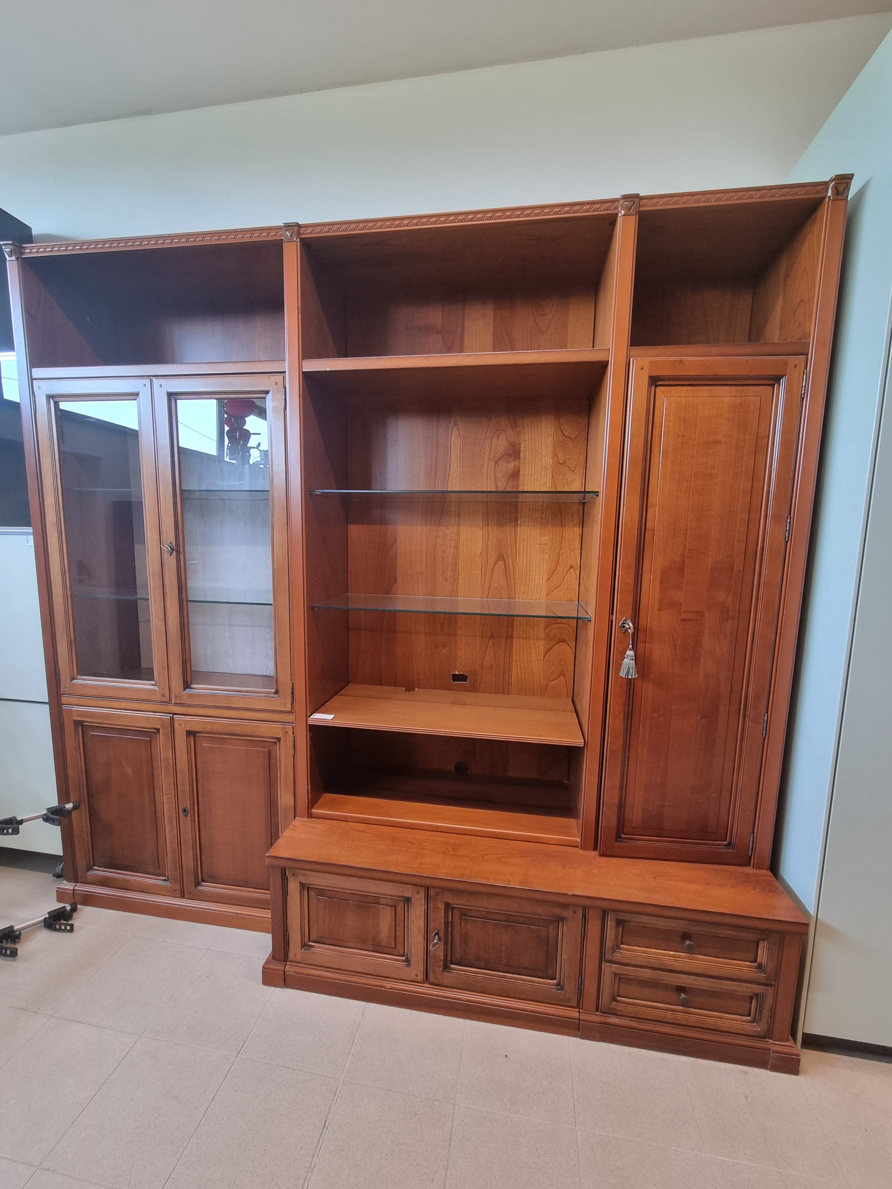 Libreria in legno con vetrinetta — Librerie e pareti attrezzate usato a Vicenza