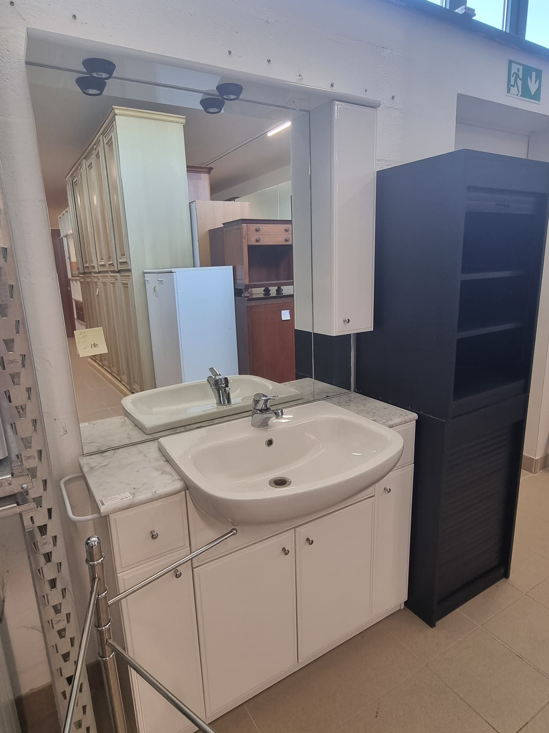 Mobile bagno con lavandino e specchio — Soggiorni usato a Vicenza, Mercatino di Daria (foto 1)