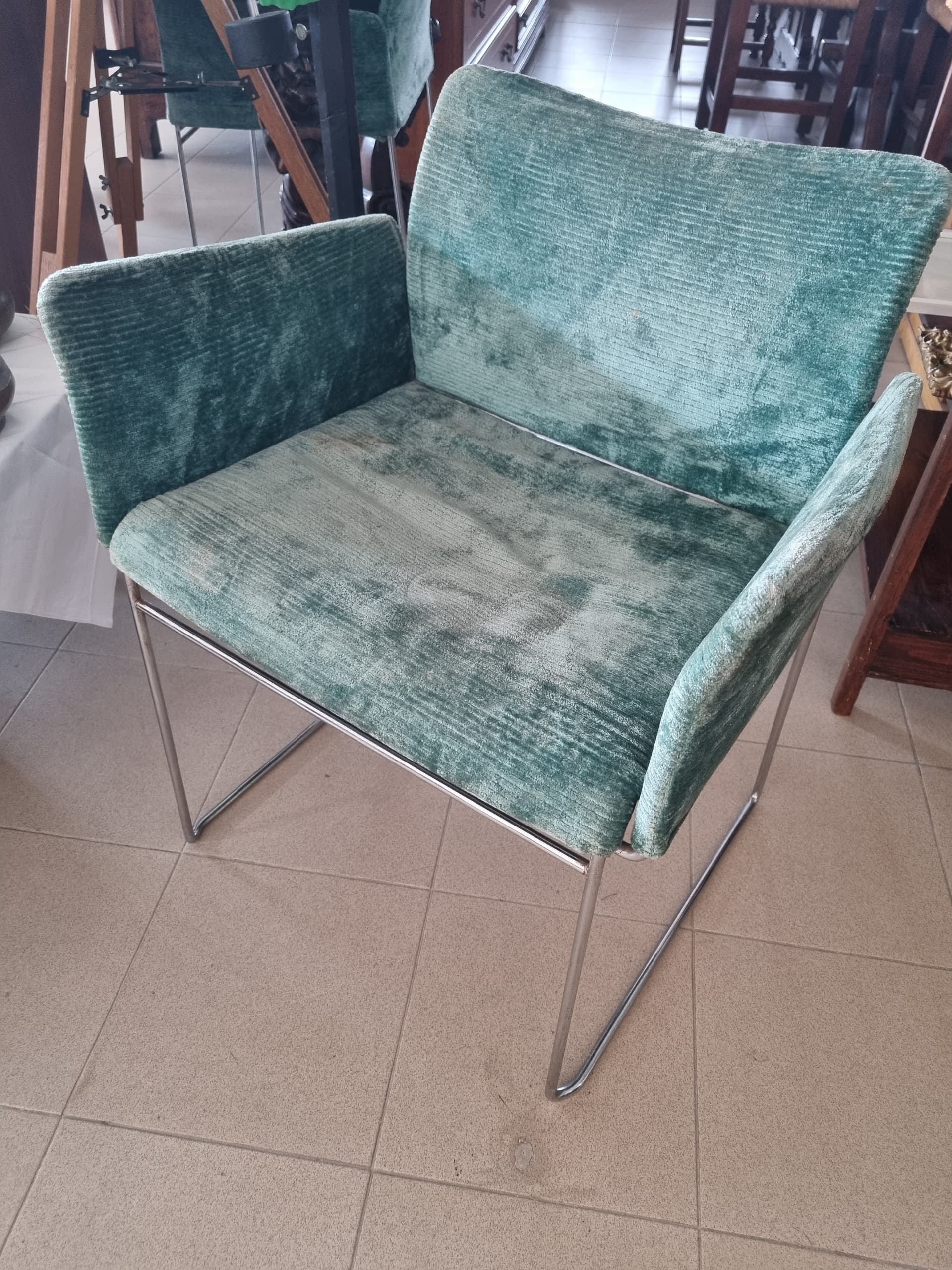 Poltroncina in velluto verde — Divani e poltrone usato a Vicenza, Mercatino di Daria (foto 1)