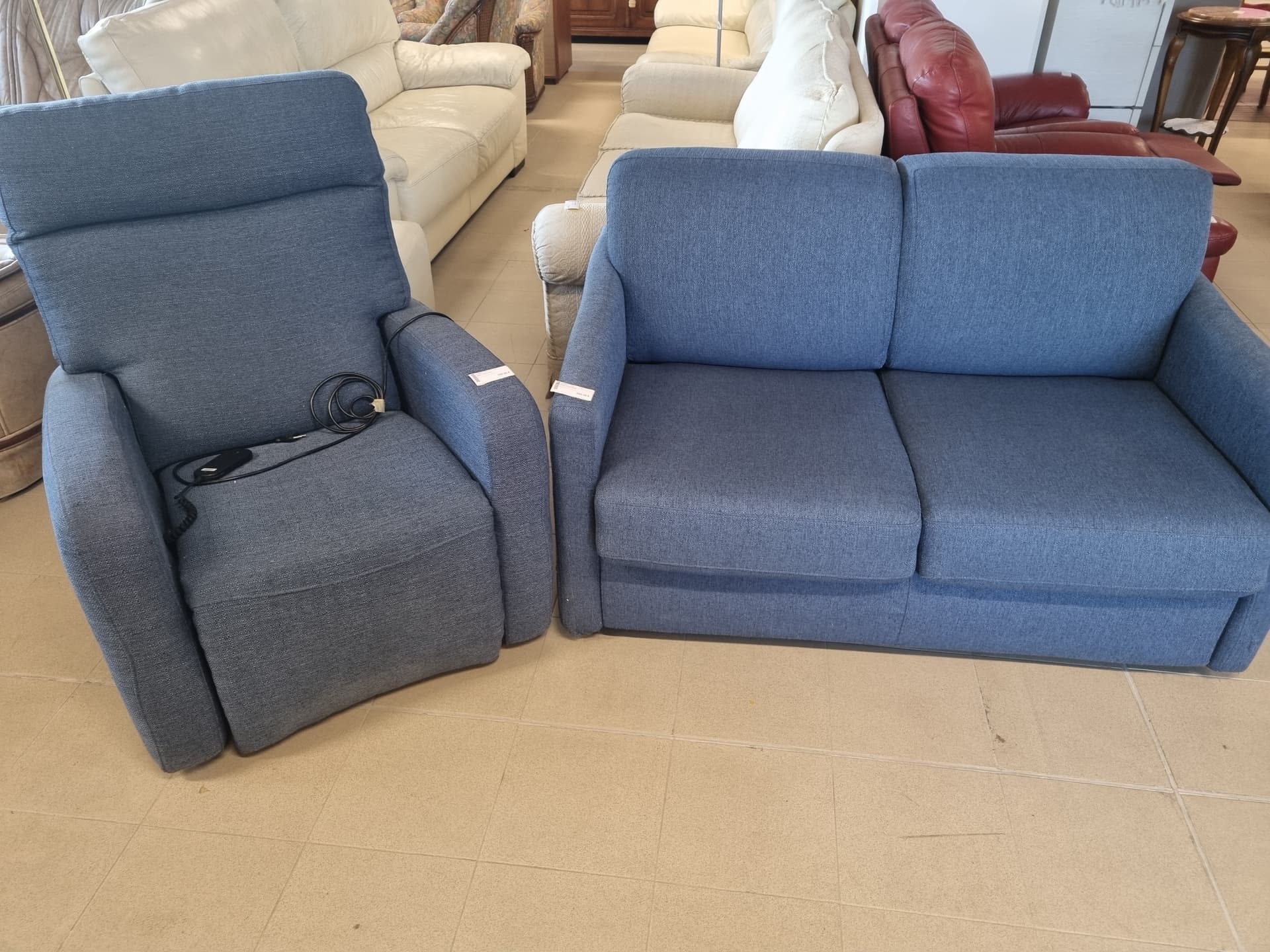 Set poltrona relax e divano blu — Divani e poltrone usato a Vicenza, Mercatino di Daria (foto 1)