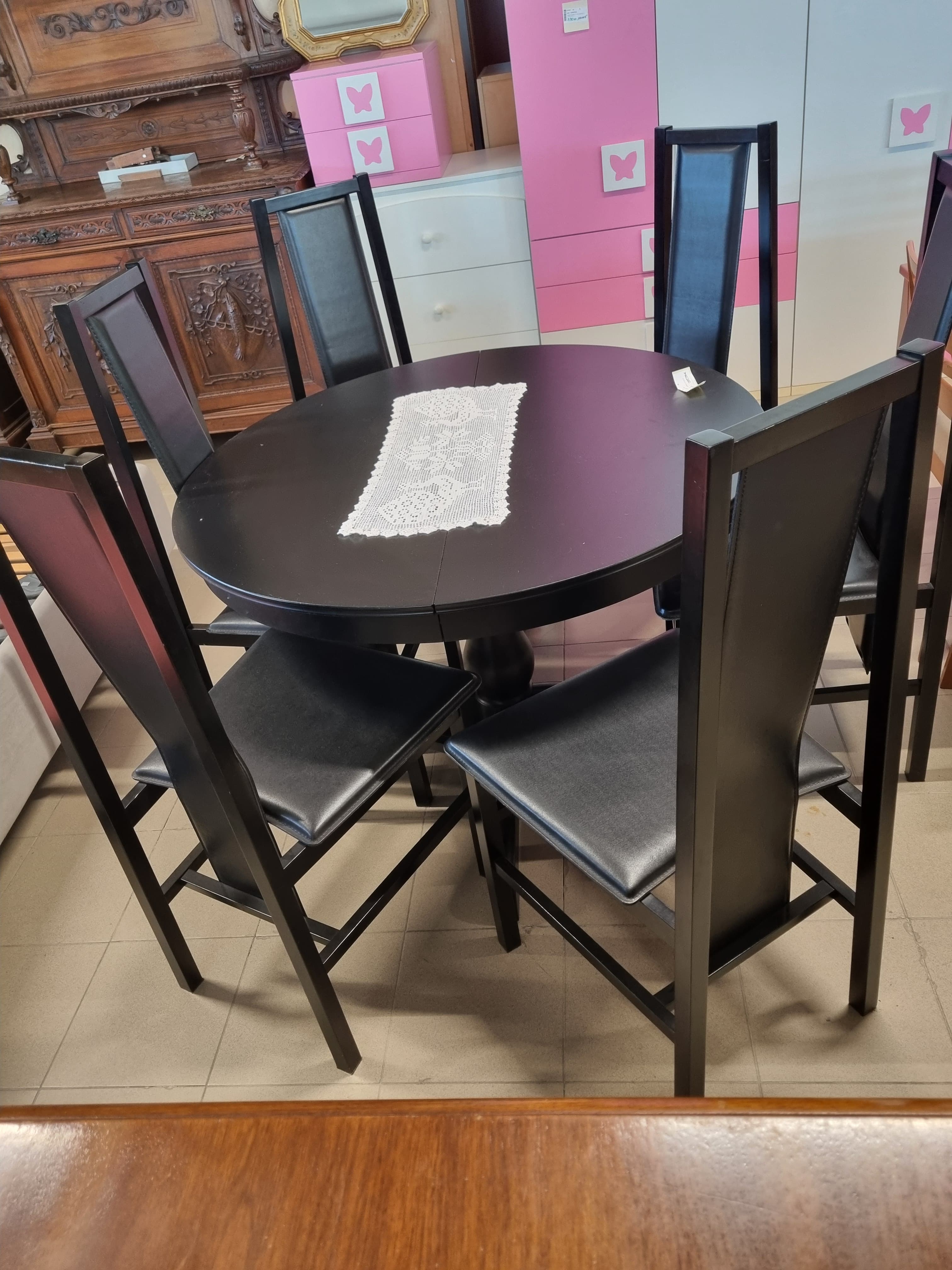 Set tavolo rotondo con sedie nere — Tavoli e sedie usato a Vicenza