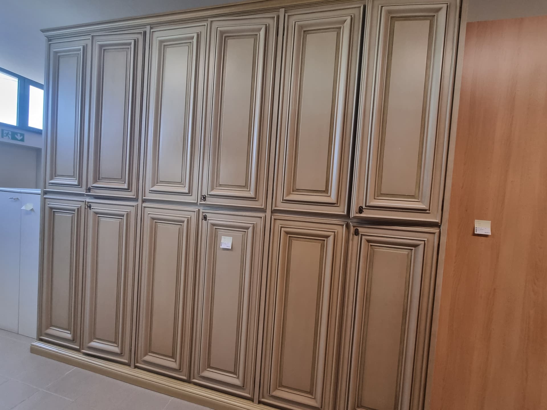Armadio classico in legno — Armadi usato a Vicenza, Mercatino di Daria (foto 1)