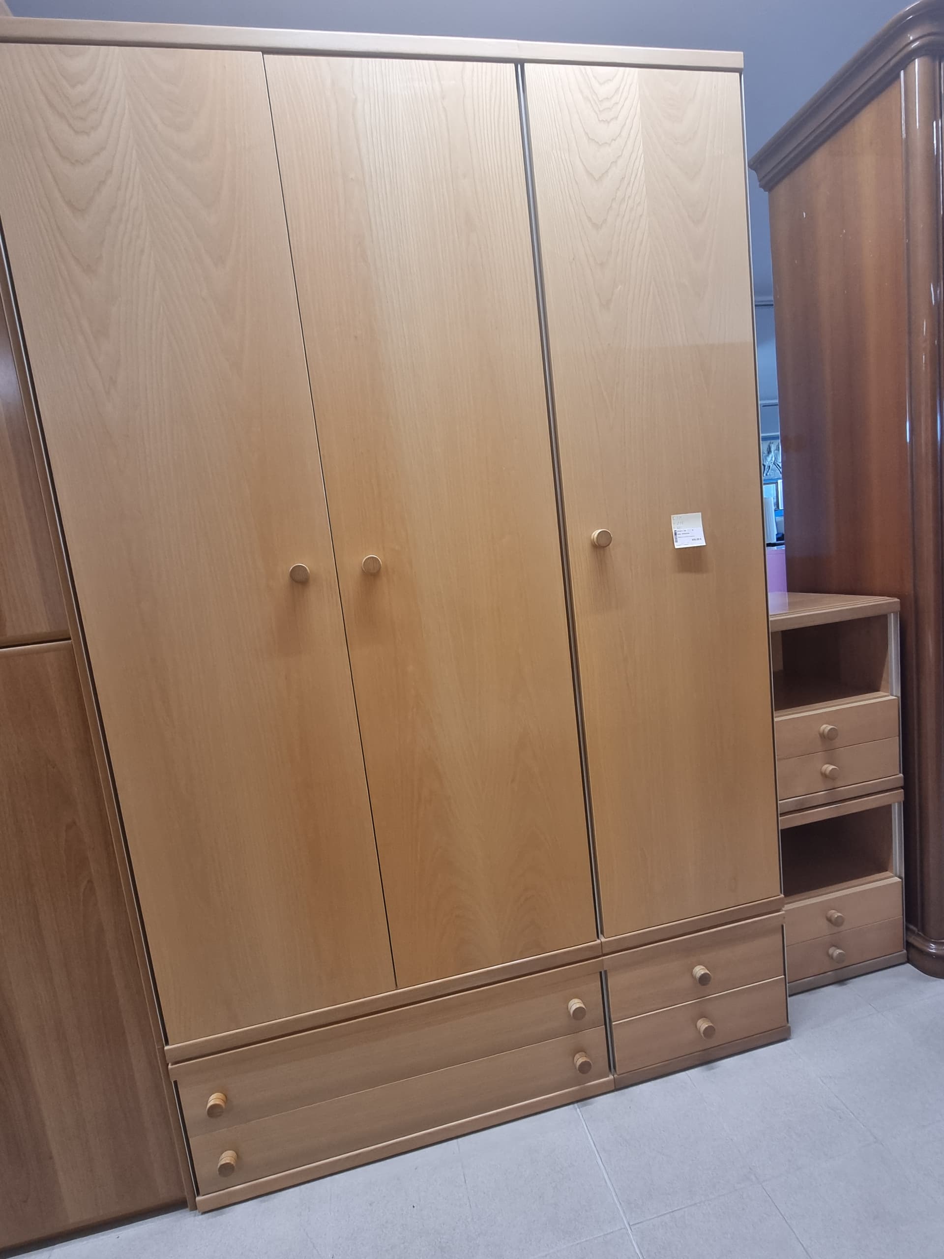 Armadio moderno in legno chiaro — Armadi usato a Vicenza, Mercatino di Daria (foto 1)