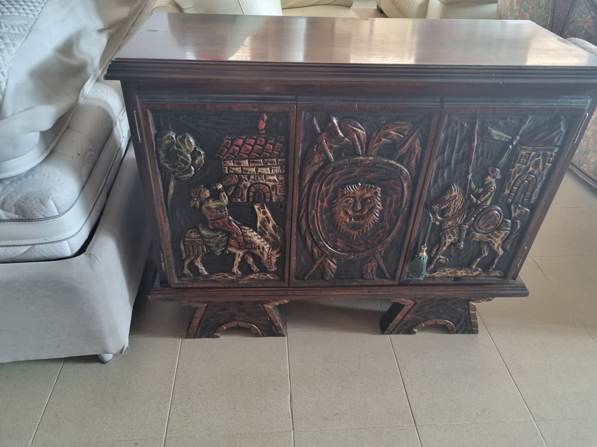 Credenza intagliata in legno scuro — Soggiorni usato a Vicenza, Mercatino di Daria (foto 1)
