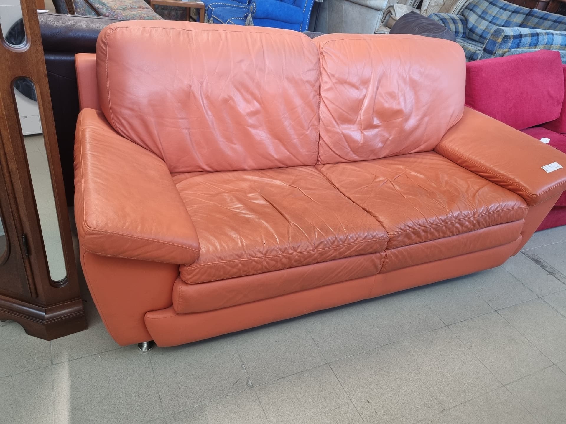 Divano in pelle arancione — Divani e poltrone usato a Vicenza, Mercatino di Daria (foto 1)
