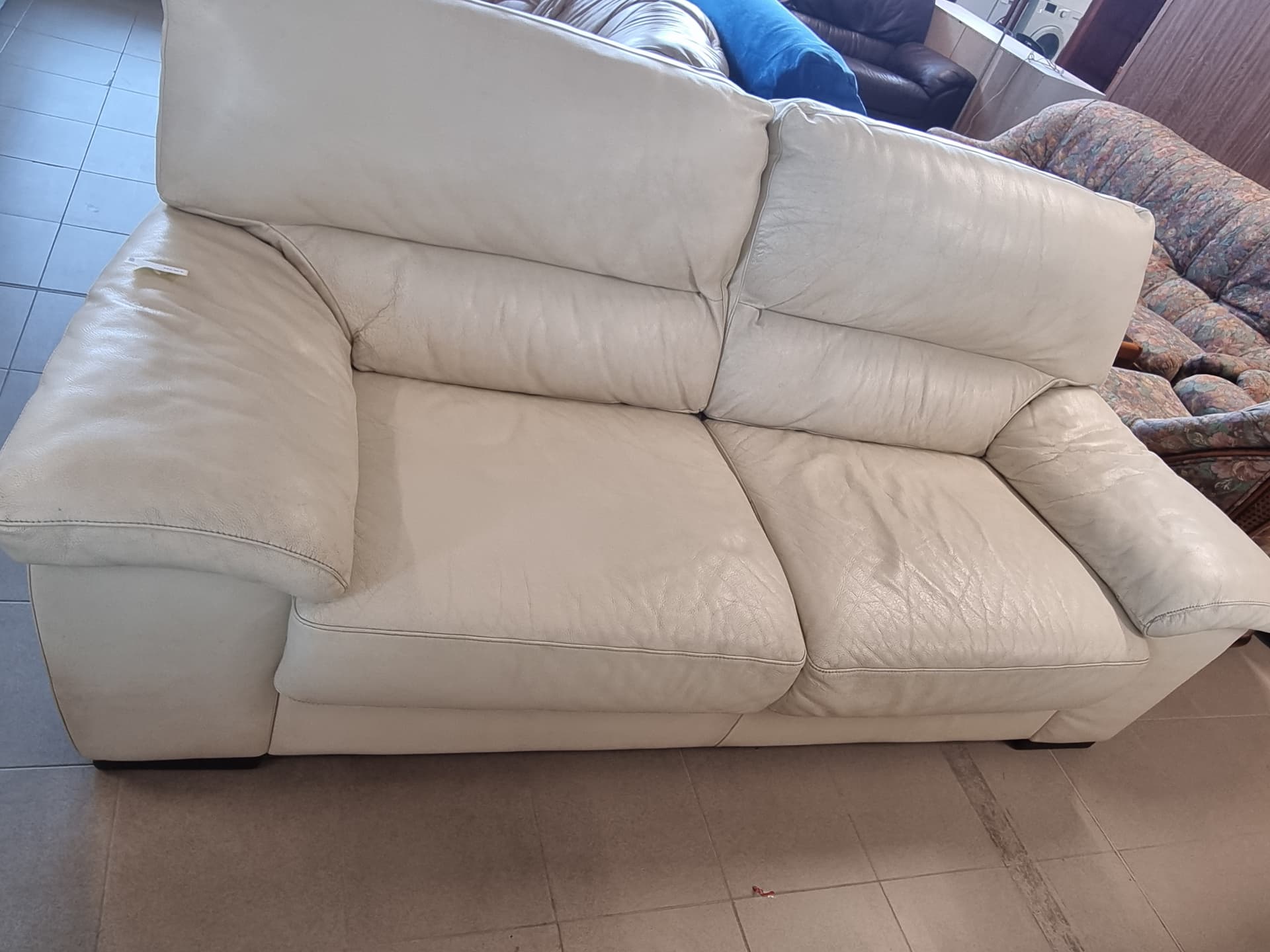 Divano in pelle bianca — Divani e poltrone usato a Vicenza, Mercatino di Daria (foto 1)