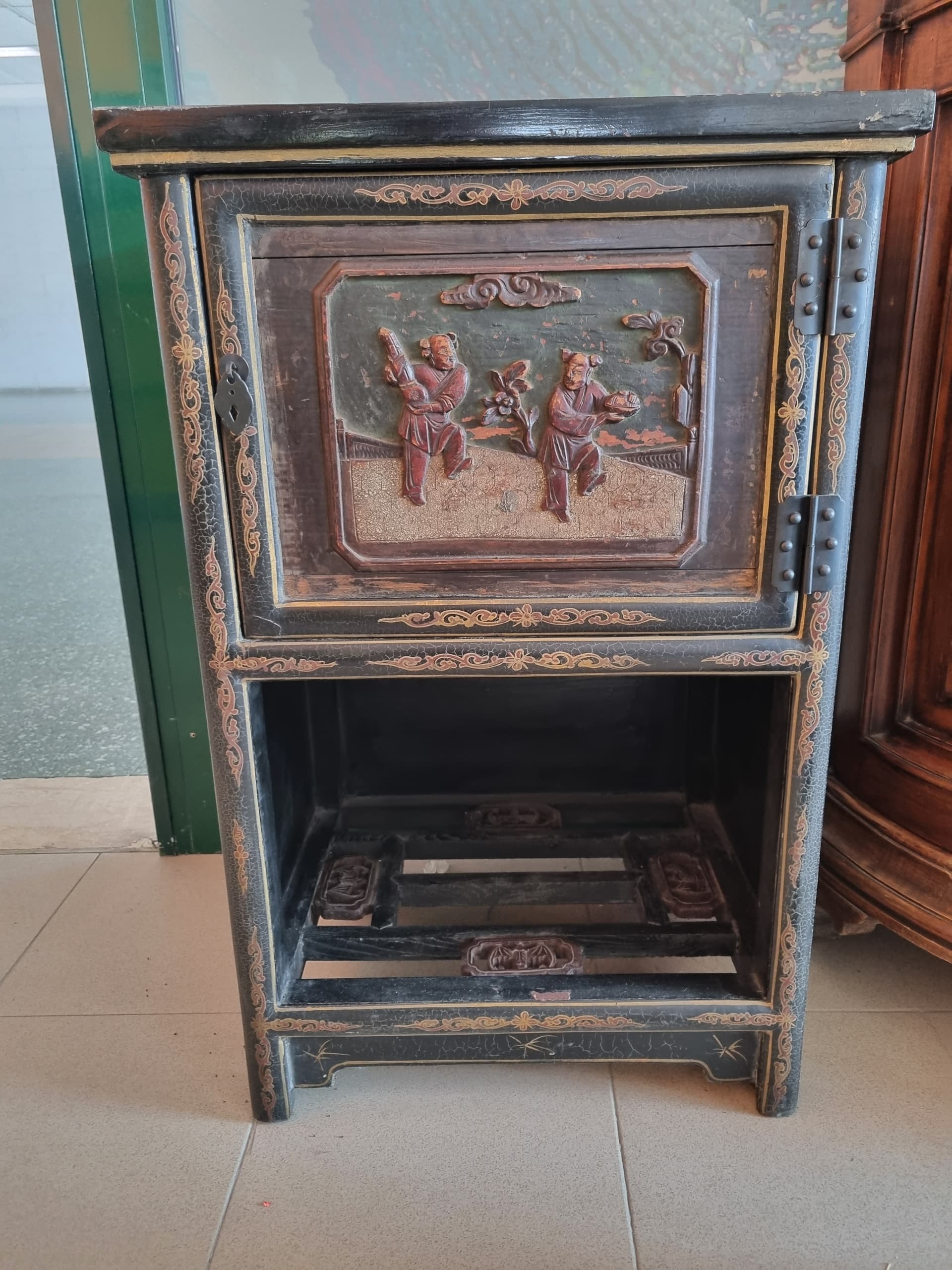 Mobiletto antico intagliato — Antiquariato usato a Vicenza, Mercatino di Daria (foto 1)