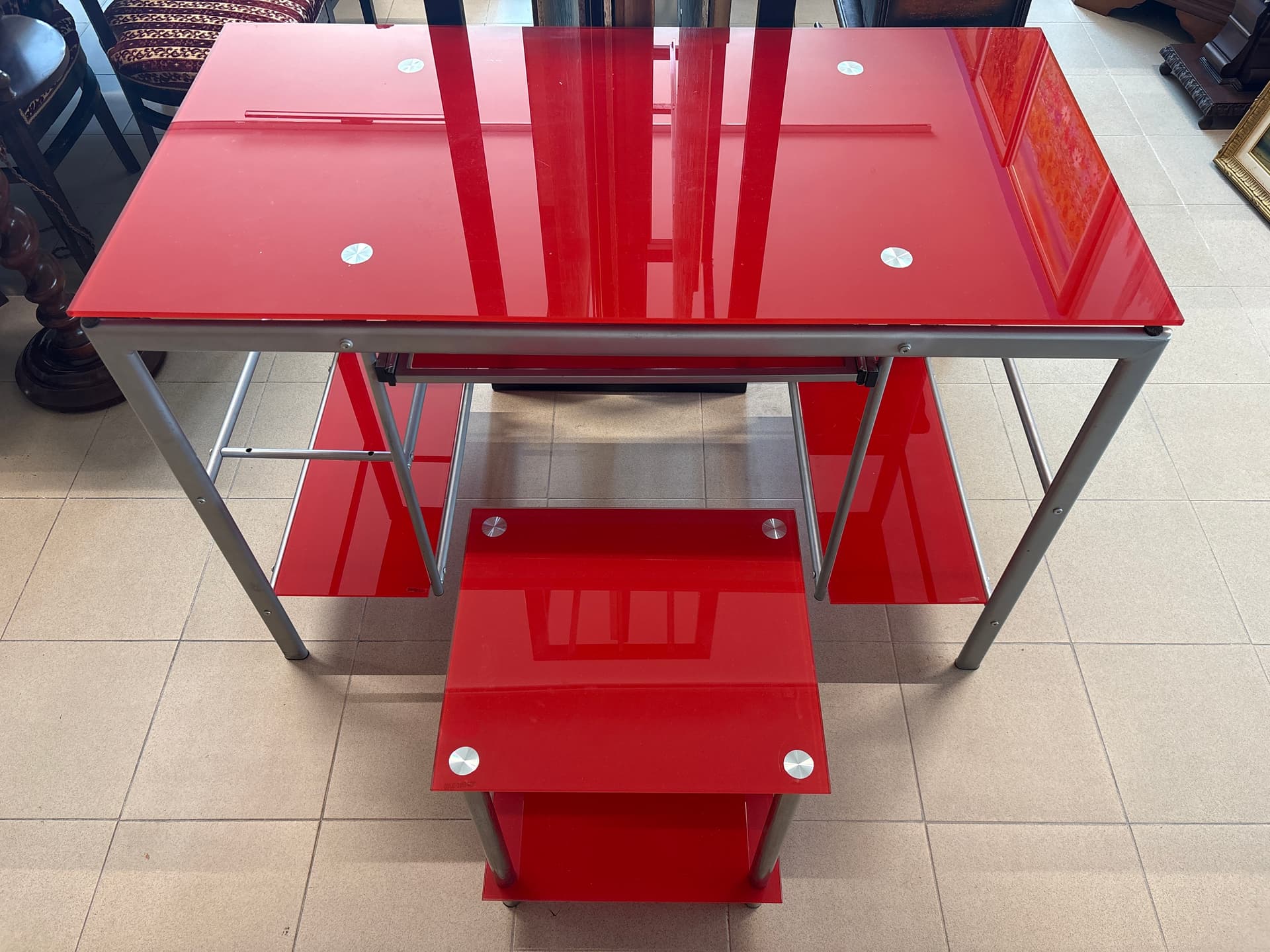 Scrivania moderna in vetro rosso tempered glass — Tavoli e sedie usato a Vicenza, Mercatino di Daria (foto 1)