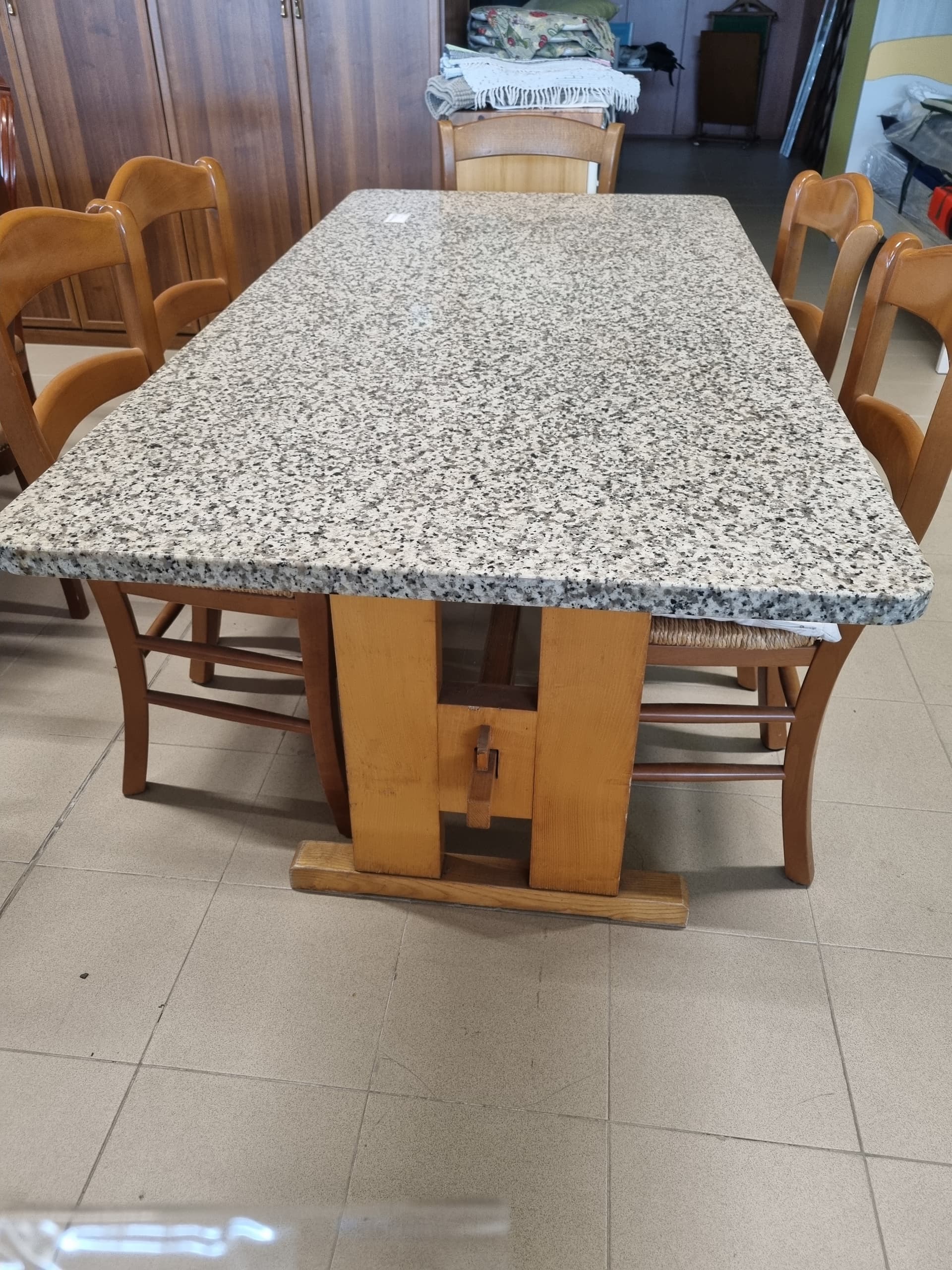 Tavolo in granito con sedie — Tavoli e sedie usato a Vicenza, Mercatino di Daria (foto 1)