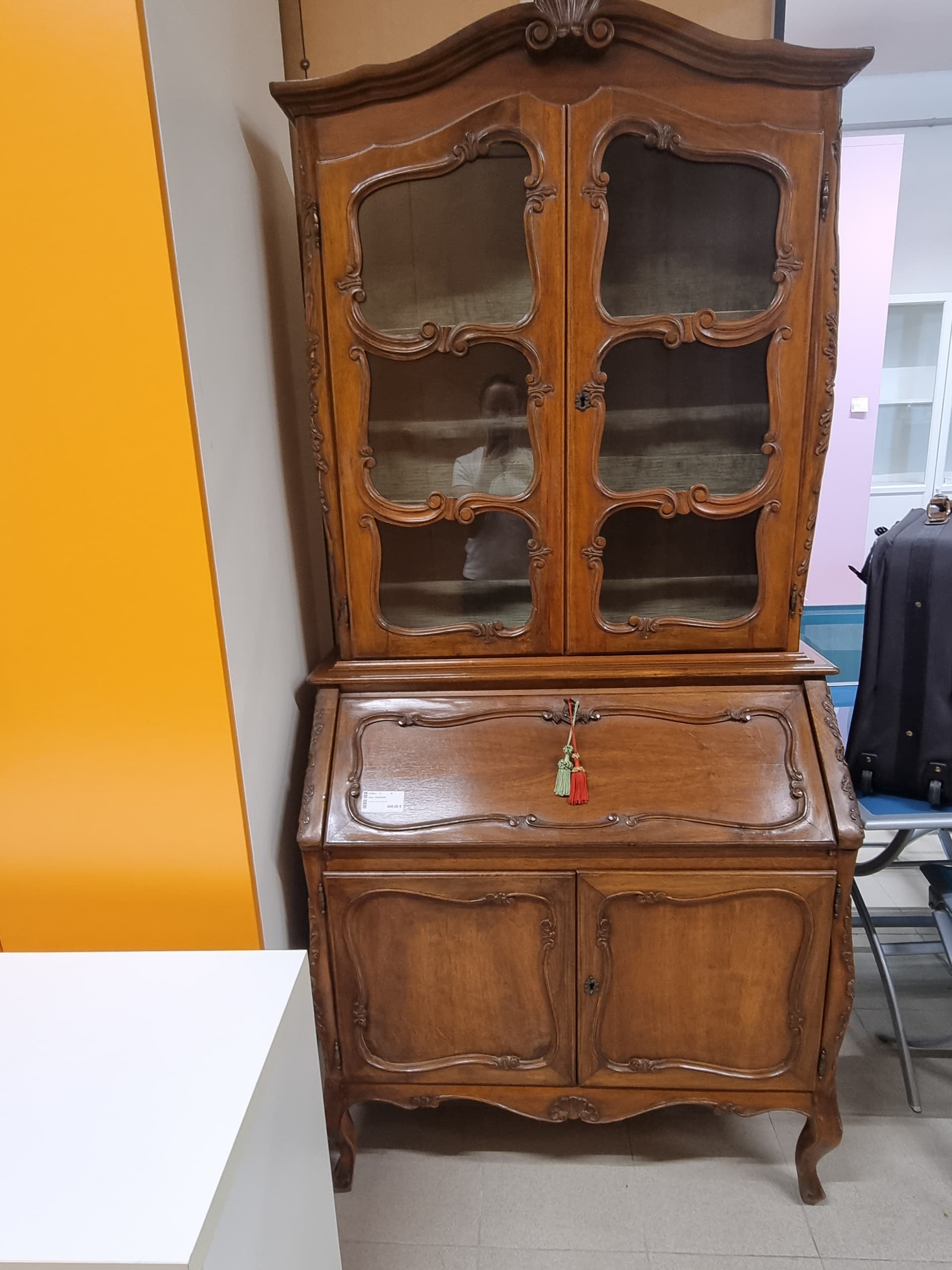 Vetrina antica in legno intagliato — Antiquariato usato a Vicenza, Mercatino di Daria (foto 1)